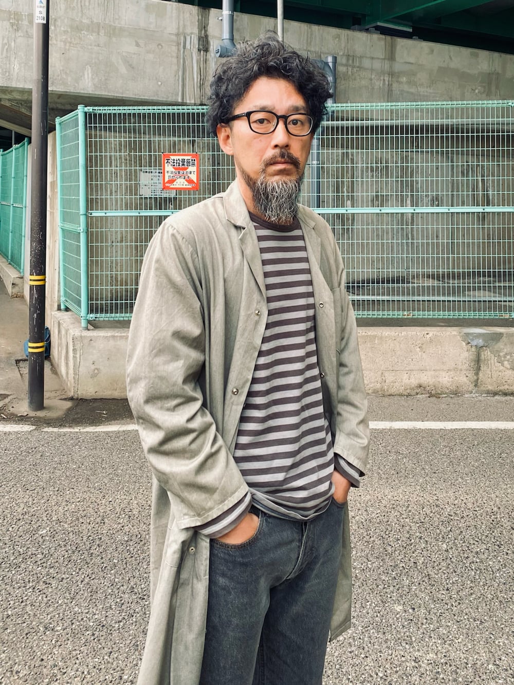 「休日スタイル、春コーデ、アメカジ、メガネ男子、古着MIX、春アウター、Levi's、ブラックデニム、ボーダー、モノトーン、デニム、ロンT、ショップコート、ヴィンテージ、スニーカー」｜「VINTAGEのアイテム（その他アウター、グレー系）」を使った、ヤギハシカズヒロさん（メンズ・181cm）の春コーディネートの3枚目の写真