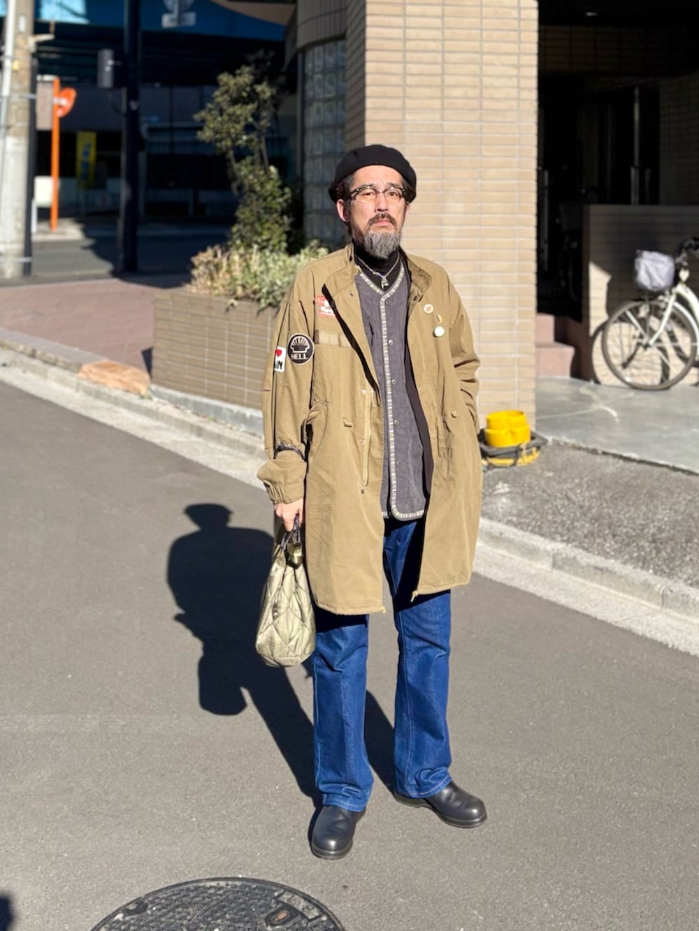 「ミリタリー、ミリタリージャケット、モッズコート、カーディガン、レイヤードスタイル、ブーツ、デニム、ジーンズ、ベレー帽、巾着バッグ、メガネ男子、冬コーデ、真冬のあったかスタイル、お出かけコーデ、冬アウター」｜「Levi'sのアイテム（デニムパンツ、ブルー系）」を使った、ヤギハシカズヒロさん（メンズ・182cm）の冬コーディネートの2枚目の写真