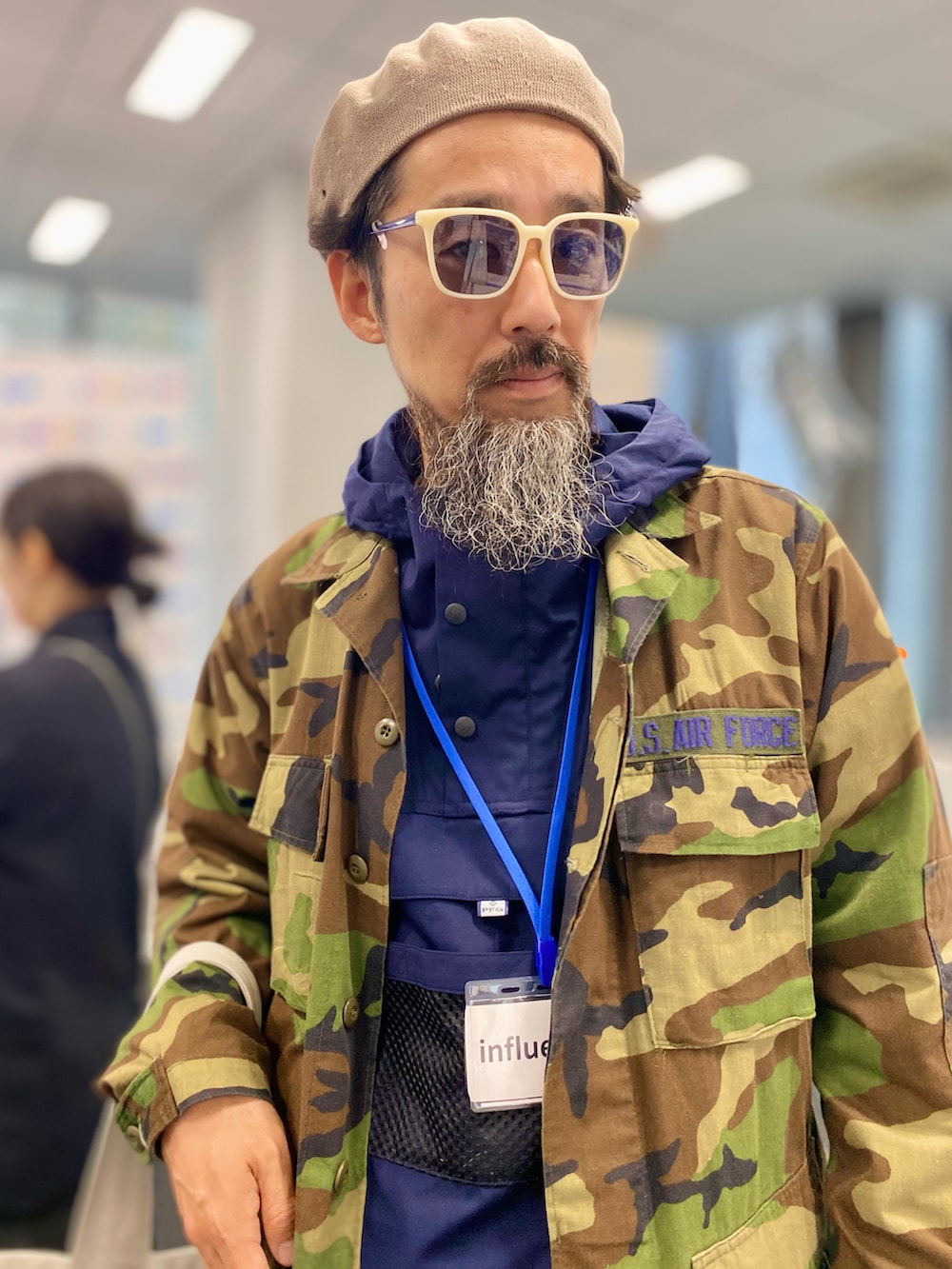 ブルー系のスニーカー、グリーン系のミリタリージャケット、ブルー系のナイロンジャケットを着用したメンズの春コーディネートの2枚目の写真