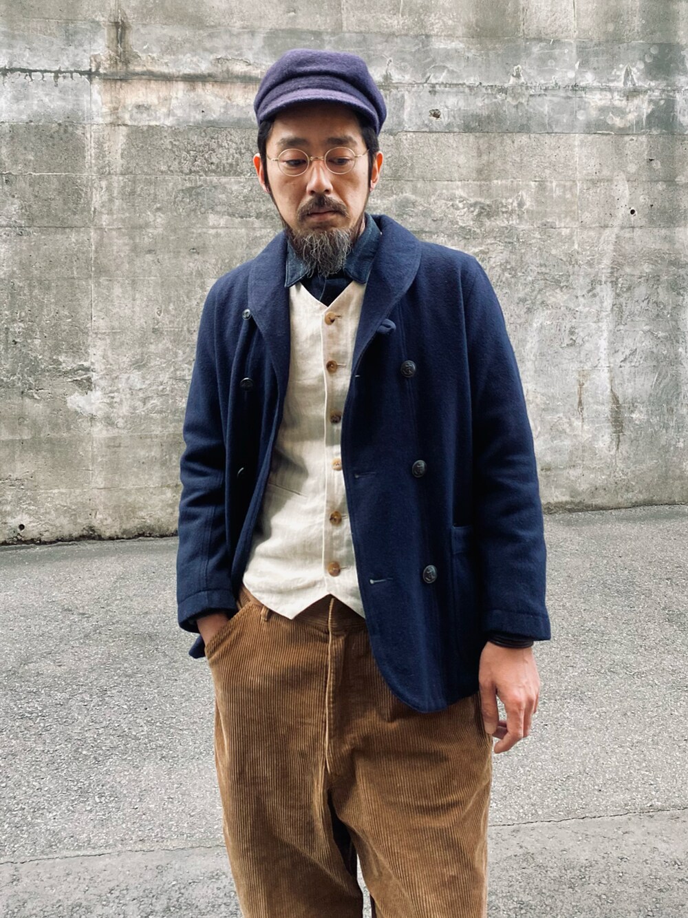 ブラウン系のその他パンツ、ブルー系のその他アウター、ホワイト系のベストを着用したメンズの冬コーディネートの2枚目の写真