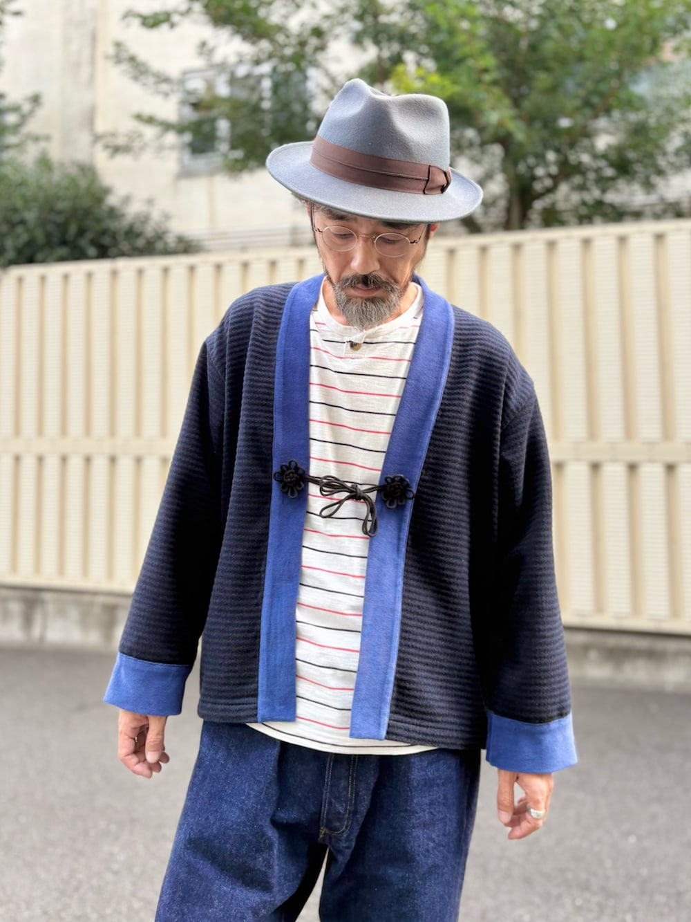 ブルー系のデニムパンツを着用したメンズの秋コーディネートの2枚目の写真