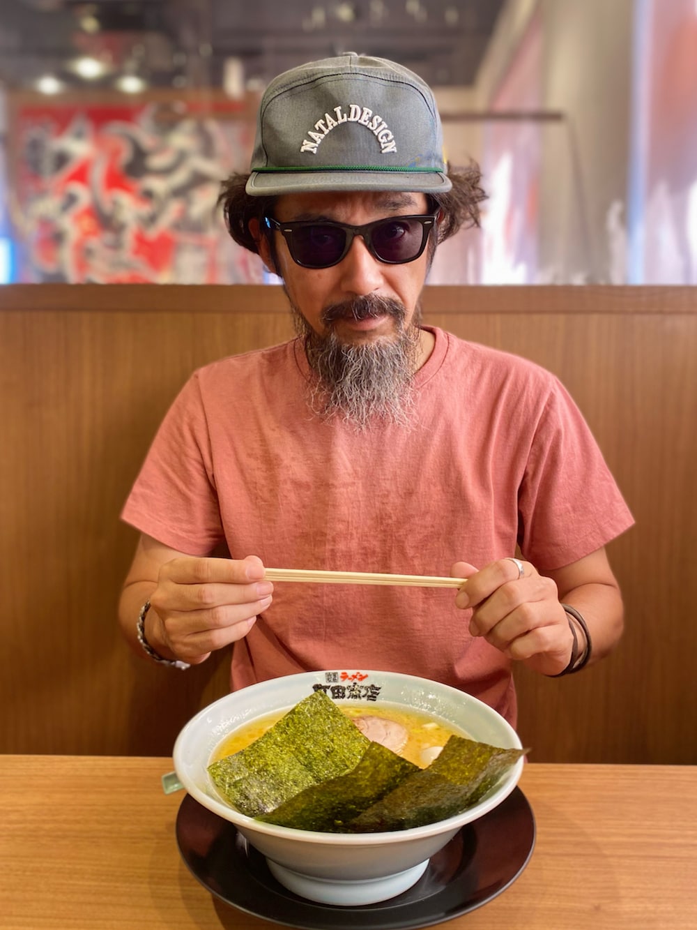 「夏コーデ、Tシャツ、夏だ！Tシャツ着よう！、キャップ、サングラス、カーゴパンツ、ナイキ、エアリフト、古着MIX、アメカジ、大人カジュアル、休日スタイル、グリーン、スニーカー、お出かけコーデ」｜「Velva Sheenのアイテム（Tシャツ/カットソー、ピンク系）」を使った、ヤギハシカズヒロさん（メンズ・181cm）の夏コーディネートの3枚目の写真