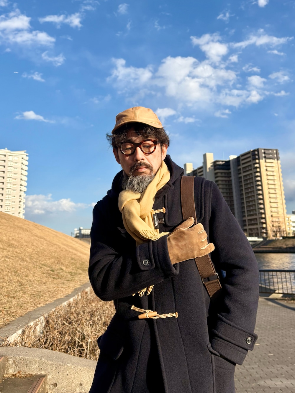 「ダッフルコート、チノパン、モカシン、キャップ、アメカジ、古着MIX、大人カジュアル、メンズファッション、メガネ男子、ショルダーバッグ、マフラー」｜「LONDON TRADITIONのアイテム（ダッフルコート、ブルー系）」を使った、ヤギハシカズヒロさん（メンズ・182cm）の春コーディネートの2枚目の写真