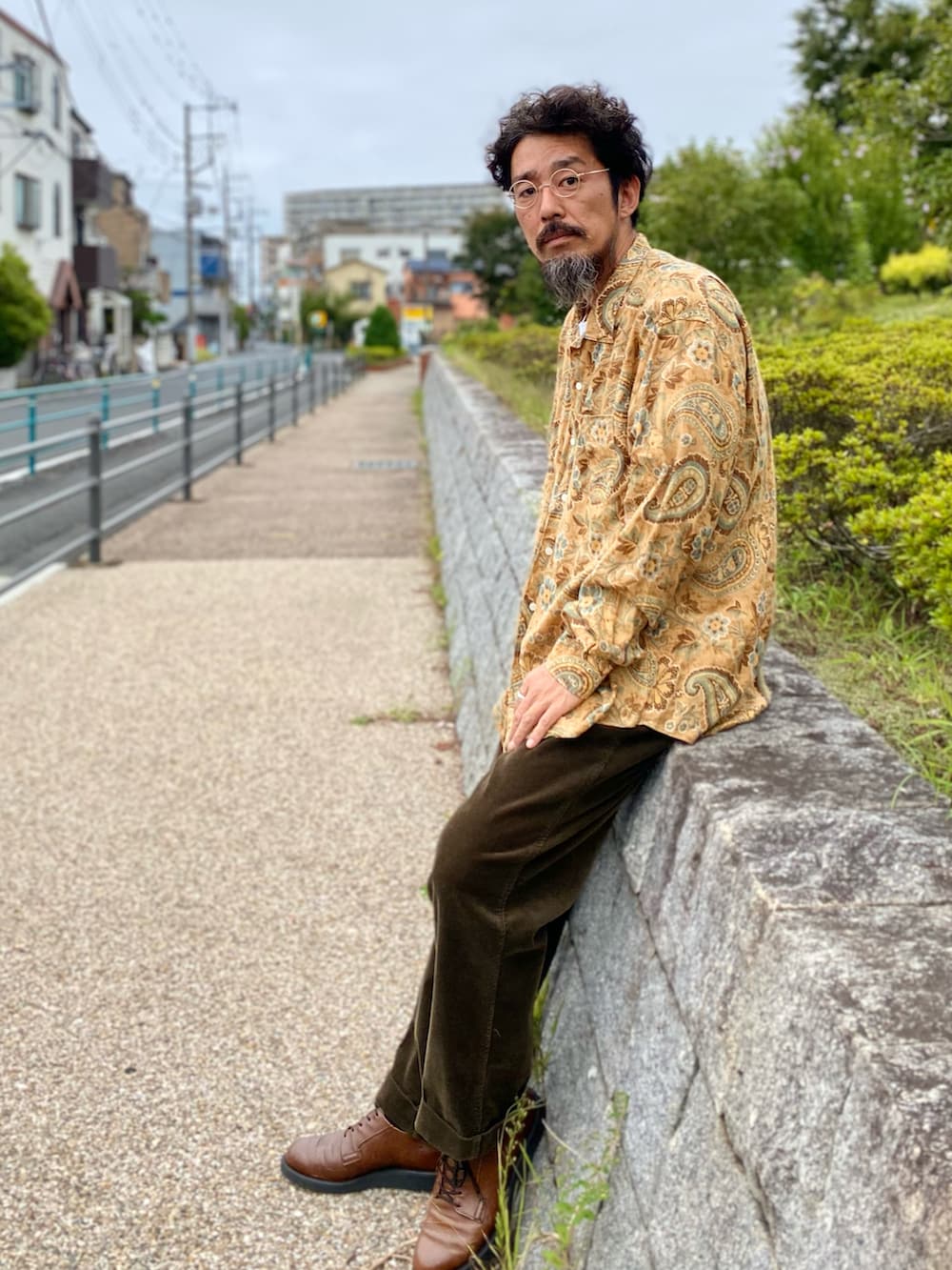 ゴールド系のシャツ/ブラウス、ブラウン系のその他パンツ、ブラウン系のその他シューズを着用したメンズの秋コーディネートの2枚目の写真
