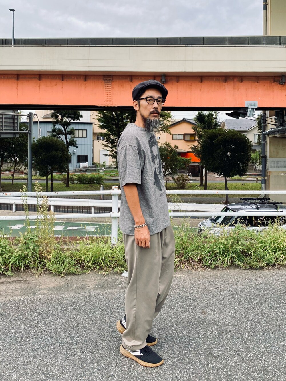 「休日スタイル、キャスケット、メガネ男子、Tシャツ、スラックス、アディダス、スニーカー、ビッグシルエット、アメカジ、古着MIX、大人カジュアル、モノトーン、古着、カジュアルコーデ、夏セールで買いました」｜「BEAMSのアイテム（Tシャツ/カットソー、グレー系）」を使った、ヤギハシカズヒロさん（メンズ・181cm）の秋コーディネートの2枚目の写真