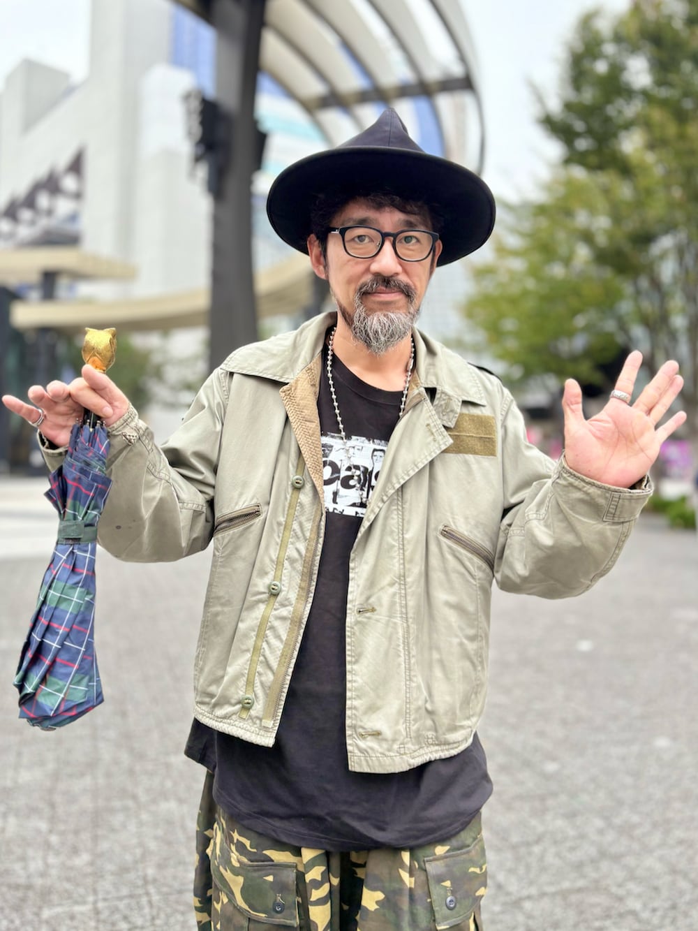 グリーン系のカーゴパンツを着用したメンズの秋コーディネートの4枚目の写真