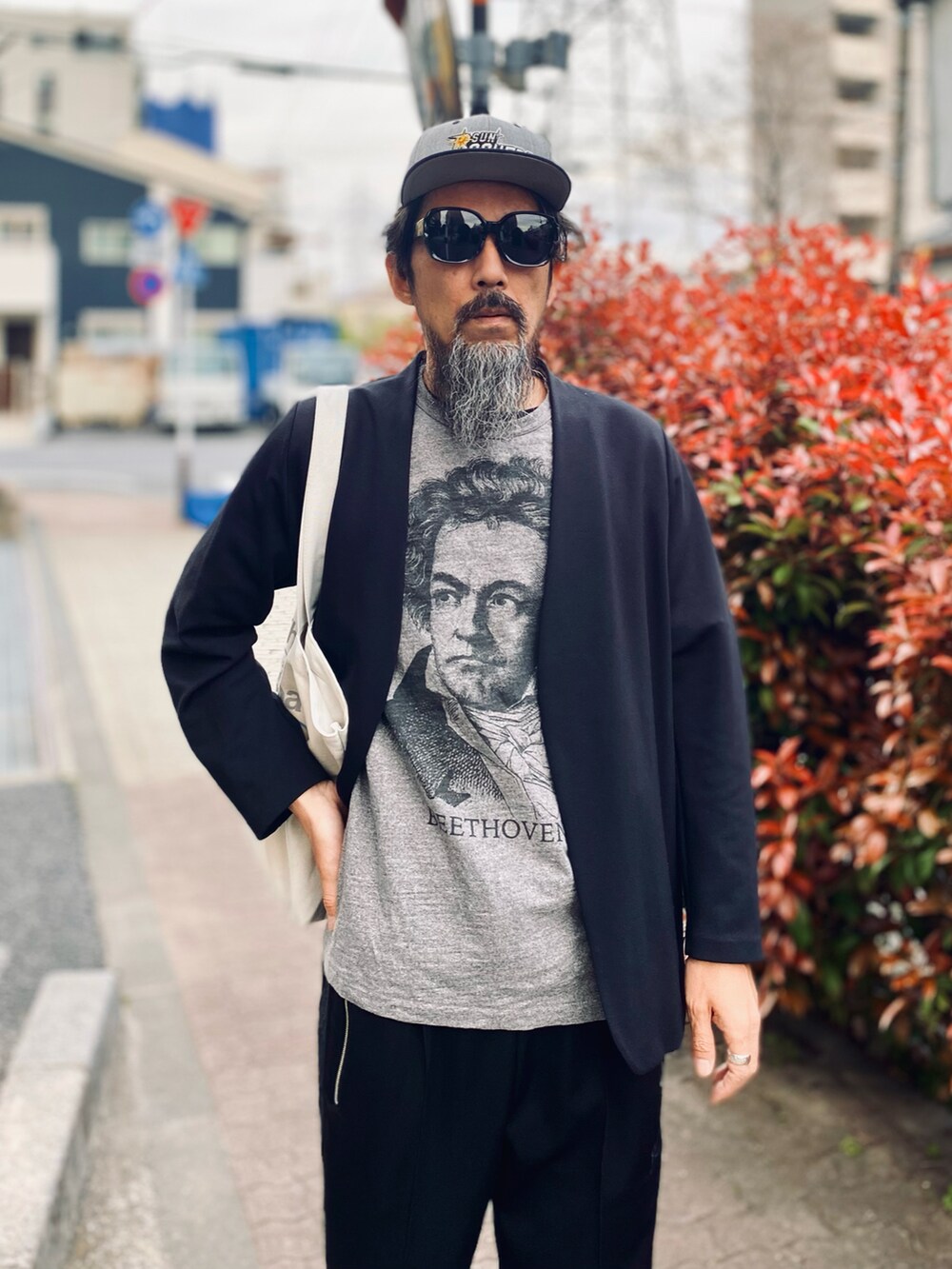 「ジャージ、トラックパンツ、キャップ、サングラス、プリントT、モノトーン、スニーカー、トートバッグ、休日スタイル、春コーデ、UNIQLO、カーディガン、スポーツミックス、お出かけコーデ、ストリート」｜「UNIQLOのアイテム（カーディガン/ボレロ、ブラック系）」を使った、ヤギハシカズヒロさん（メンズ・181cm）の春コーディネートの2枚目の写真