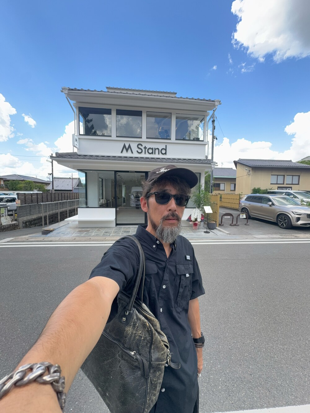 ブラック系のシャツ/ブラウスを着用したメンズの夏コーディネートの2枚目の写真