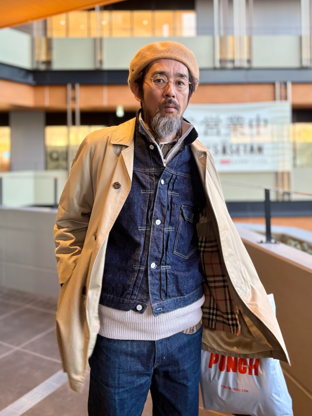 「ステンカラーコート、burberry、デニム、デニムオンデニム、ジーンズ、セットアップ、ブーツ、ベレー帽、アメカジ、古着MIX、大人カジュアル、古着、冬コーデ」｜「BURBERRYのアイテム（ステンカラーコート、ベージュ系）」を使った、ヤギハシカズヒロさん（メンズ・182cm）の冬コーディネートの2枚目の写真