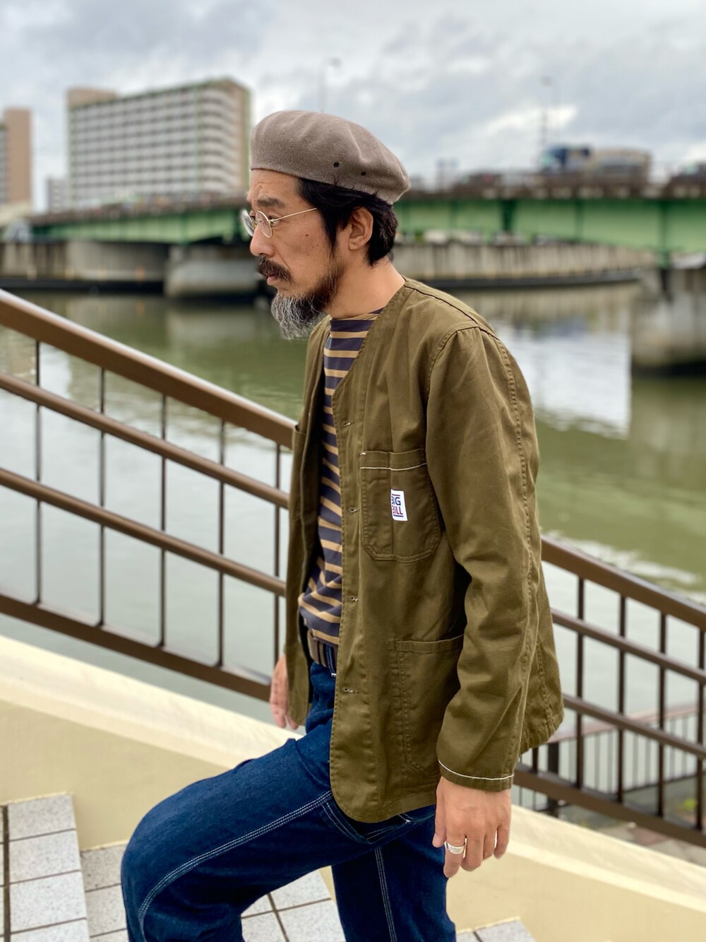 「大人カジュアル、レイヤードスタイル、デニムっていいよね、デニム、ペインターパンツ、サイドゴアブーツ、タックイン、ボーダー、ワークジャケット、ベレー帽、休日スタイル、アメカジ、LEE、古着MIX、カジュアルコーデ」|「Leeのアイテム(デニムパンツ、ブルー系)」を使った、ヤギハシカズヒロさん(メンズ・181cm)の夏コーディネートの2枚目の写真