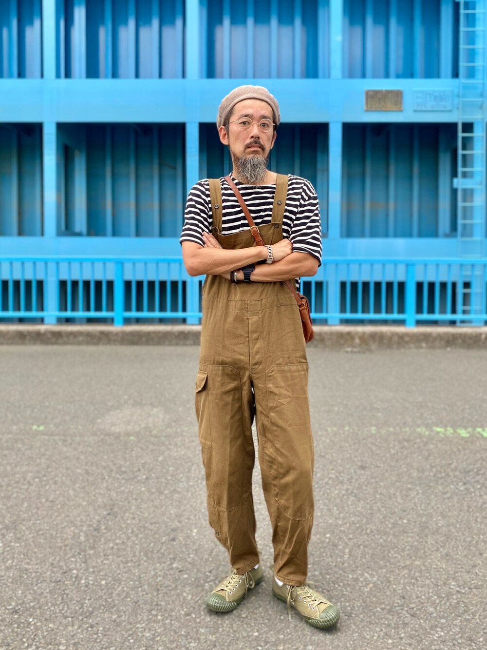 「秋服まるっと大公開、大人カジュアル、ベレー帽、ボーダー、サロペット、オーバーオール、コンバース、スニーカー、秋コーデ、ショルダーバッグ、ミリタリー、古着MIX、メガネ男子、休日スタイル、カーゴパンツ」｜「CONVERSEのアイテム（スニーカー、グリーン系）」を使った、ヤギハシカズヒロさん（メンズ・181cm）の秋コーディネートの3枚目の写真