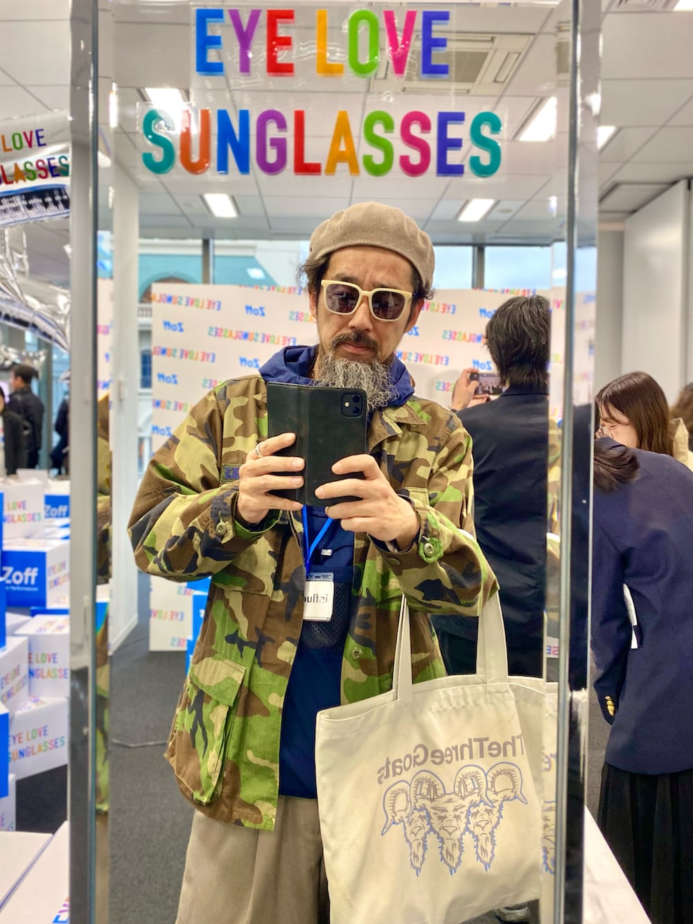 ブルー系のスニーカー、グリーン系のミリタリージャケット、ブルー系のナイロンジャケットを着用したメンズの春コーディネートの3枚目の写真