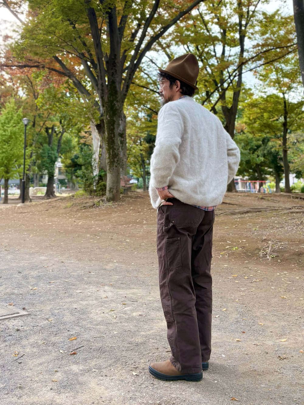 ブラウン系のその他パンツを着用したメンズの秋コーディネートの2枚目の写真