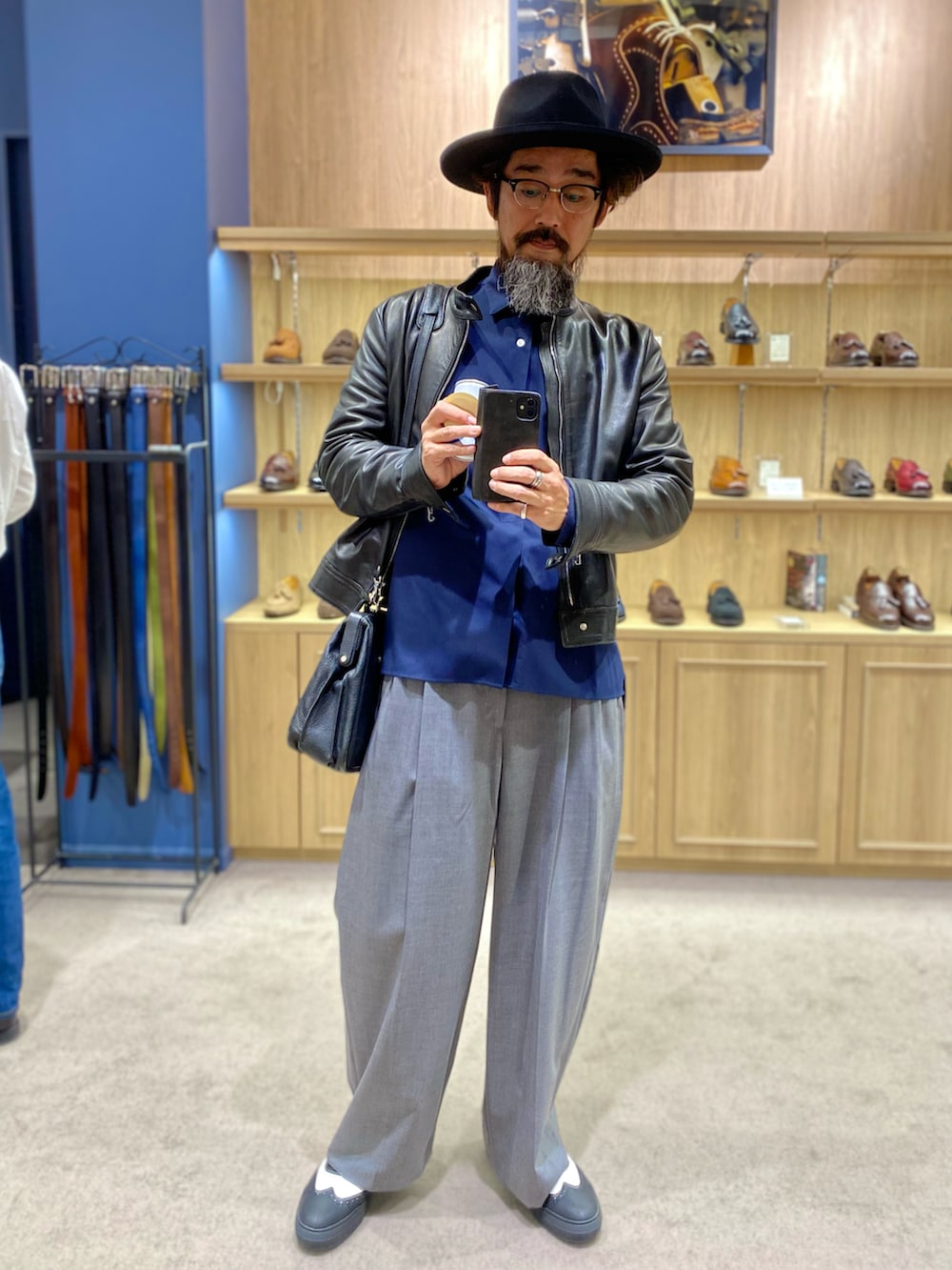 「レザー、きれいめカジュアル、ライダース、レザージャケット、スラックス、ワイドパンツ、ハット、お出かけコーデ、大人カジュアル、秋コーデ、秋っぽコーデ更新中、メガネ男子」｜「EMMETIのアイテム（ライダースジャケット、ブラック系）」を使った、ヤギハシカズヒロさん（メンズ・181cm）の秋コーディネートの3枚目の写真