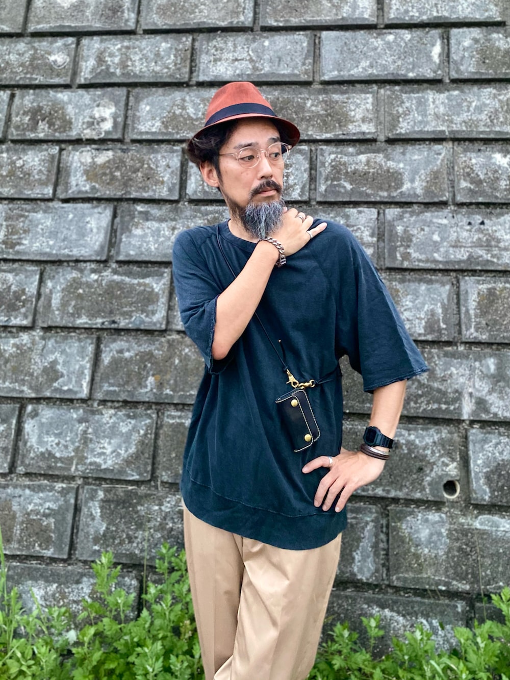 「GU、チノパン、VANS、ハット、アメカジ、古着MIX、大人カジュアル、メガネ男子、スニーカー、ミリタリー、Tシャツ」｜「GUのアイテム（Tシャツ/カットソー、ブラック系）」を使った、ヤギハシカズヒロさん（メンズ・181cm）の秋コーディネートの2枚目の写真