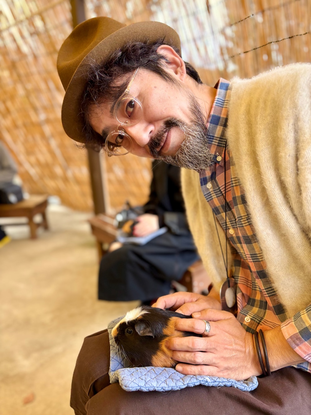 ブラウン系のその他パンツを着用したメンズの秋コーディネートの4枚目の写真