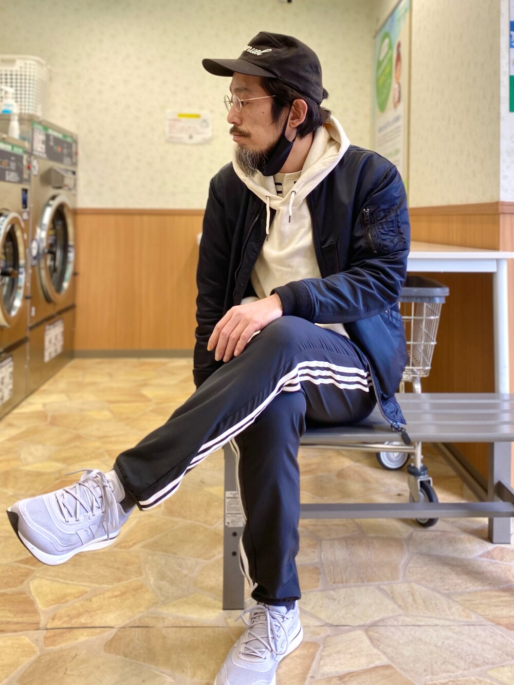 「春コーデ、アメカジ、休日スタイル、MA-1、パーカー、スウェット、レイヤードスタイル、adidas、ジャージ、スポーツミックス、キャップ、モノトーン、春アウター、ゆるコーデ、カジュアルコーデ」｜「CA4LAのアイテム（キャップ、ブラック系）」を使った、ヤギハシカズヒロさん（メンズ・181cm）の春コーディネートの2枚目の写真