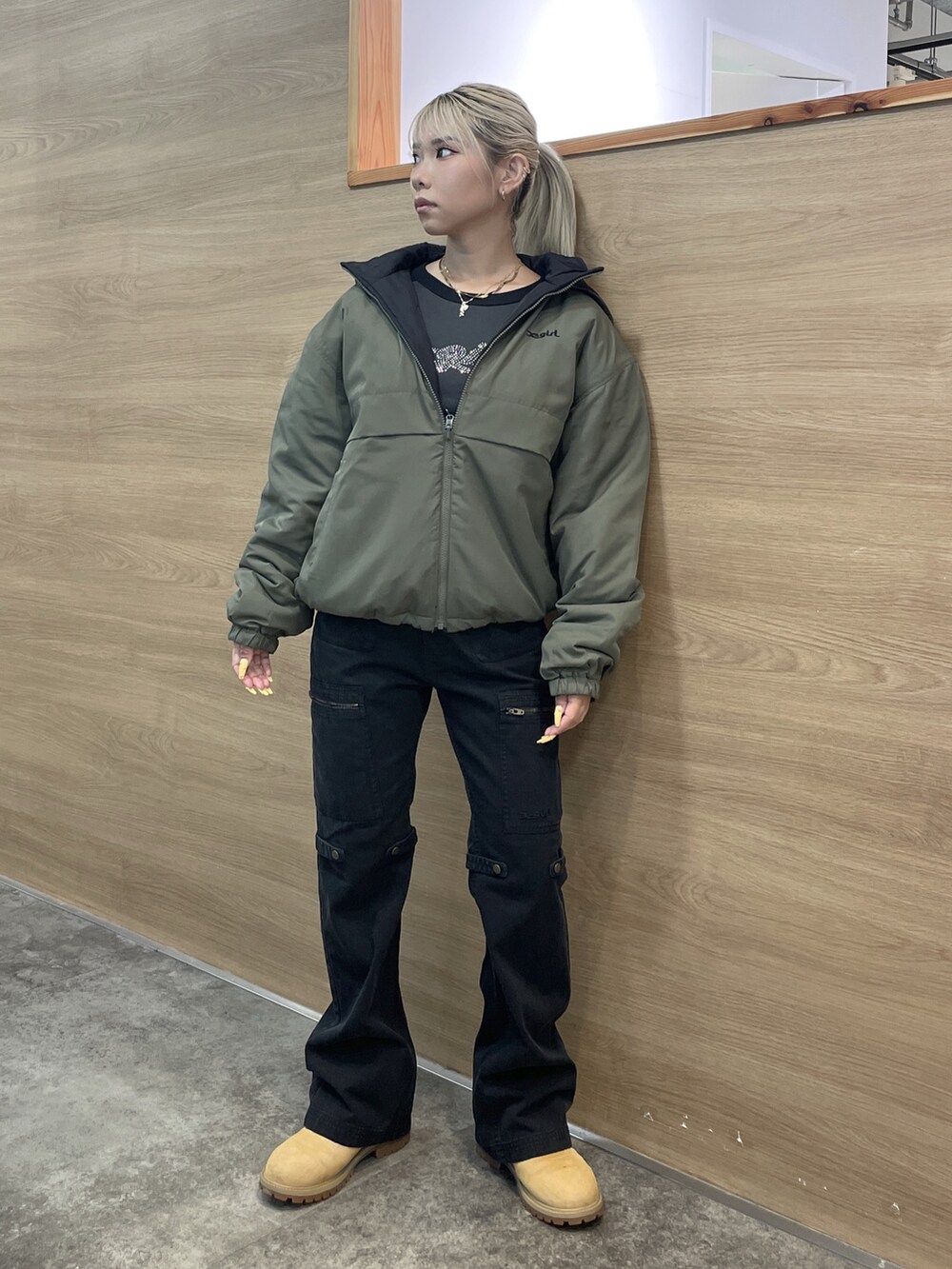 グリーン系のナイロンジャケット、ブラック系のその他パンツを着用したレディースの秋コーディネートの3枚目の写真