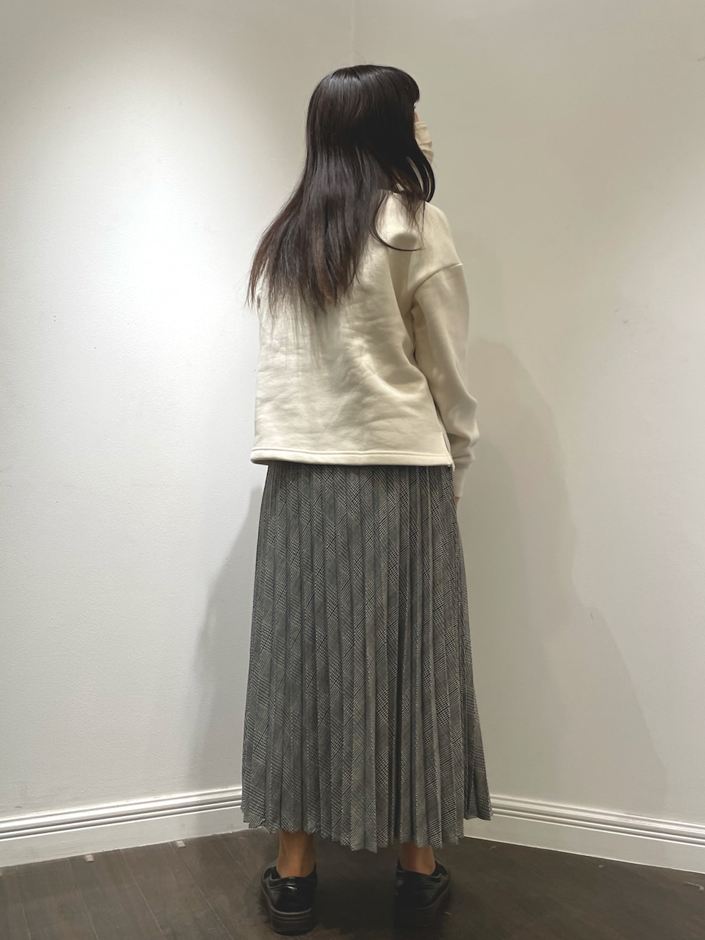 「カジュアルコーデ、低身長コーデ、春コーデ、ゆるコーデ、lugnoncure、シンプル、スカート、チェック、プリーツスカート、ショート丈トップス、手がクリームパンみたい」|「Lugnoncureの裏起毛ショート丈ロゴトップス(Tシャツ/カットソー、ホワイト系)」を使った、みすずさん(レディース・152cm)の冬コーディネートの2枚目の写真