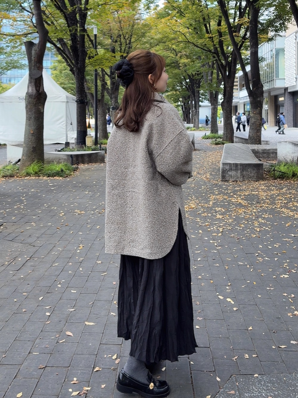 ホワイト系のカーディガン/ボレロ、ブラック系のローファー、ホワイト系のTシャツ/カットソーを着用したレディースの冬コーディネートの2枚目の写真