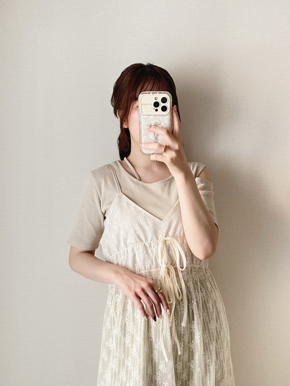ベージュ系のTシャツ/カットソー、ベージュ系のパンツ、ホワイト系のワンピース/ドレスを着用したレディースの夏コーディネートの3枚目の写真