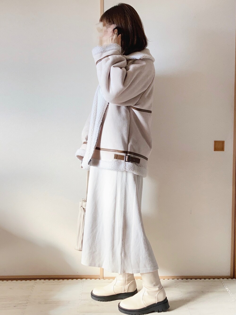 「プチプラ、プチプラコーデ、クリスマスに着たい服、ホワイトコーデ、冬コーデ、スウェット、スウェットコーデ、ニットワンピース、ニットワンピ、ムートンジャケット、ブーツ、ハンドバッグ、ホワイト、マイベストコーデ2022」｜「Availのアイテム（バッグ、ホワイト系）」を使った、てぃるさん（レディース・158cm）の冬コーディネートの2枚目の写真