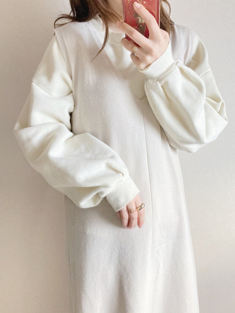「プチプラ、プチプラコーデ、クリスマスに着たい服、ホワイトコーデ、冬コーデ、スウェット、スウェットコーデ、ニットワンピース、ニットワンピ、ムートンジャケット、ブーツ、ハンドバッグ、ホワイト、マイベストコーデ2022」｜「Availのアイテム（バッグ、ホワイト系）」を使った、てぃるさん（レディース・158cm）の冬コーディネートの3枚目の写真