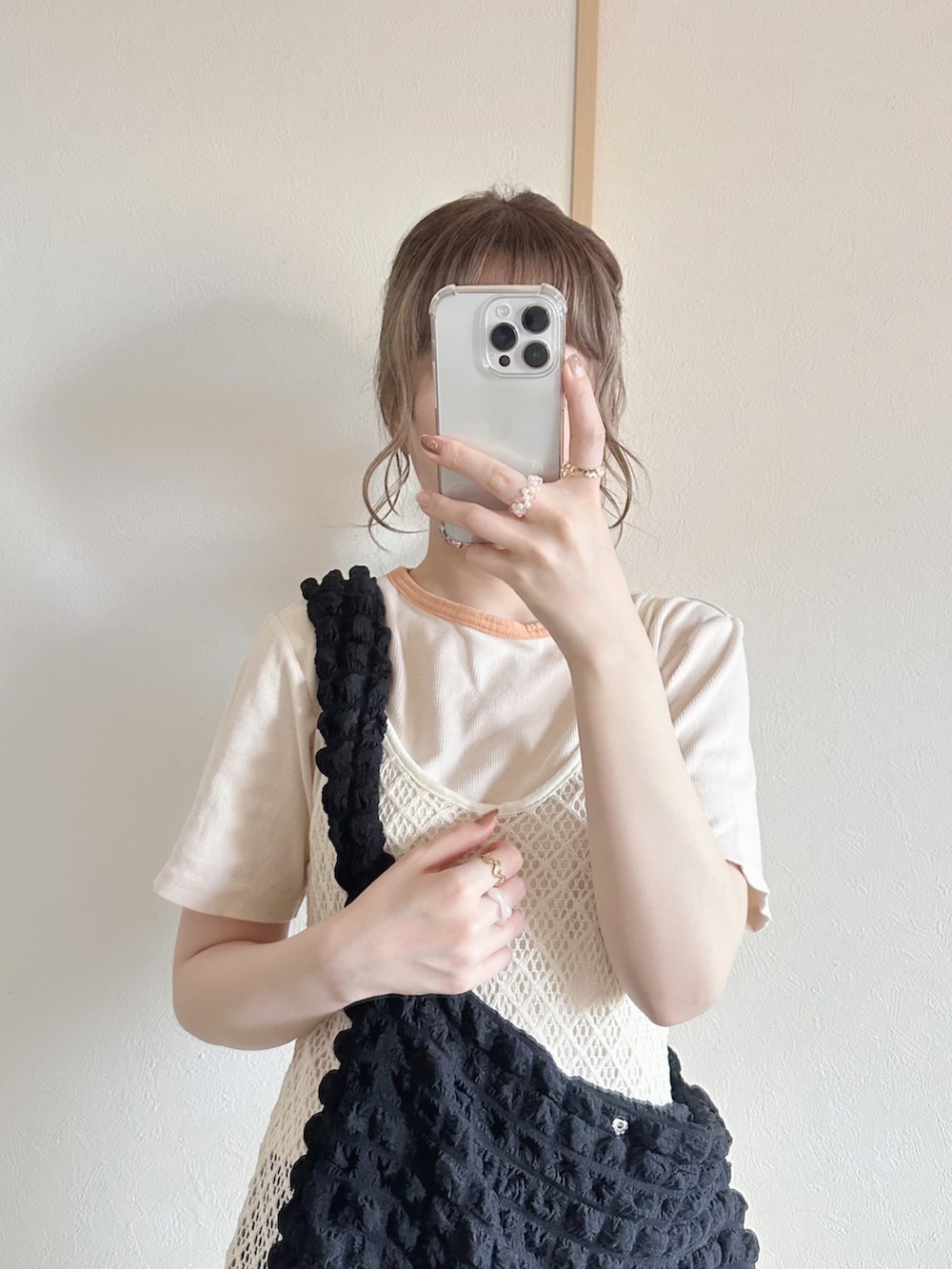 「プチプラ、プチプラコーデ、このスタイルがお気に入り、カジュアルコーデ、レイヤードスタイル、レイヤード、Tシャツ、メッシュ、キャミワンピ、キャミワンピース、デニム、デニムコーデ、白スニーカー、スニーカーコーデ、ショルダーバッグ」｜「しまむらのアイテム（ワンピース、ホワイト系）」を使った、てぃるさん（レディース・158cm）の夏コーディネートの3枚目の写真