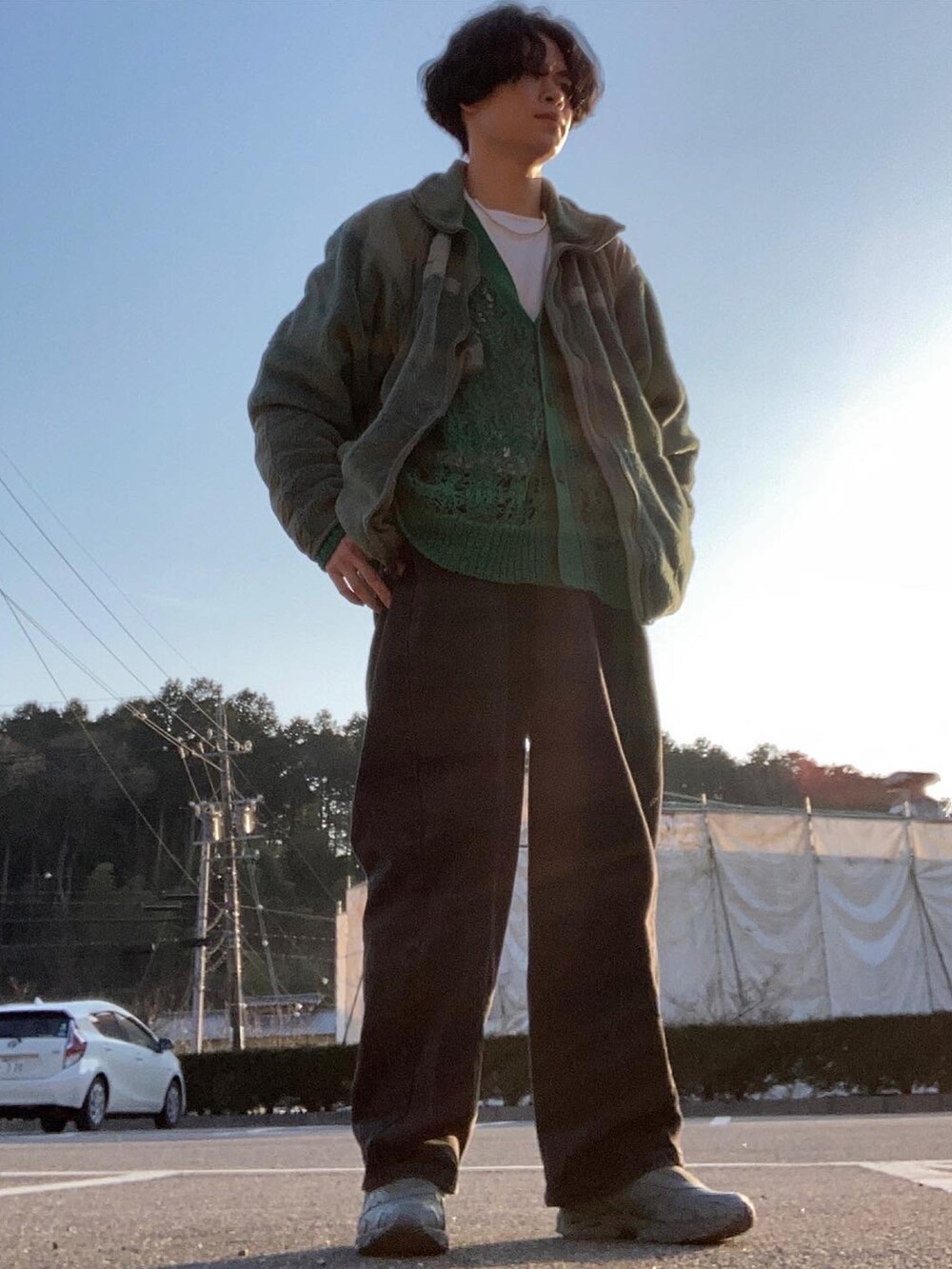 ブラック系のデニムパンツ、グリーン系のスニーカー、グリーン系のスニーカーを着用したメンズの春コーディネートの2枚目の写真