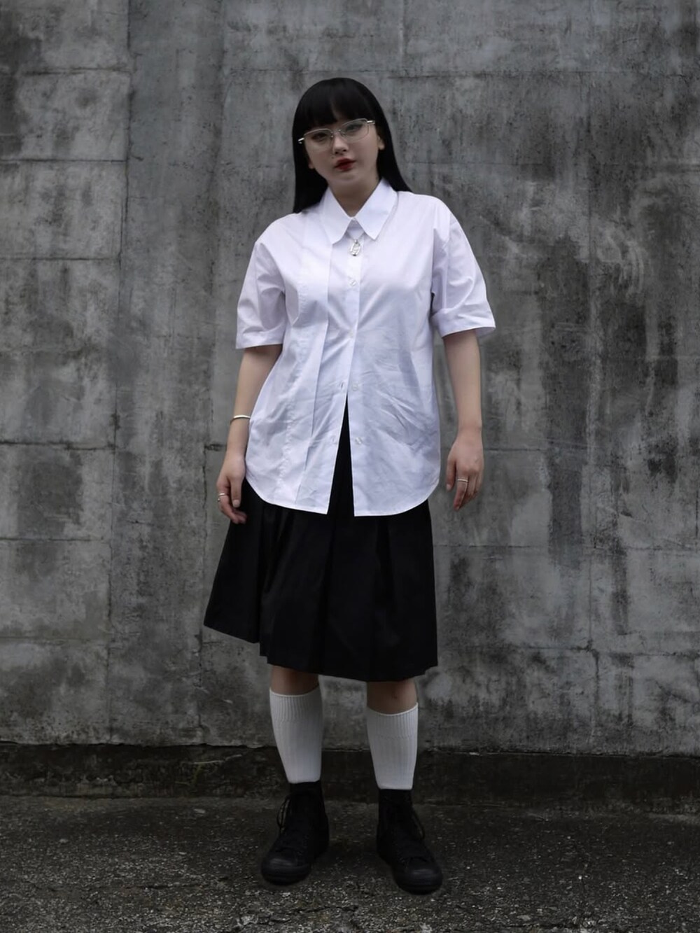 ホワイト系のシャツ/ブラウス、ブラック系のテーラードジャケット、ブラック系のスカートを着用したレディースの夏コーディネートの4枚目の写真