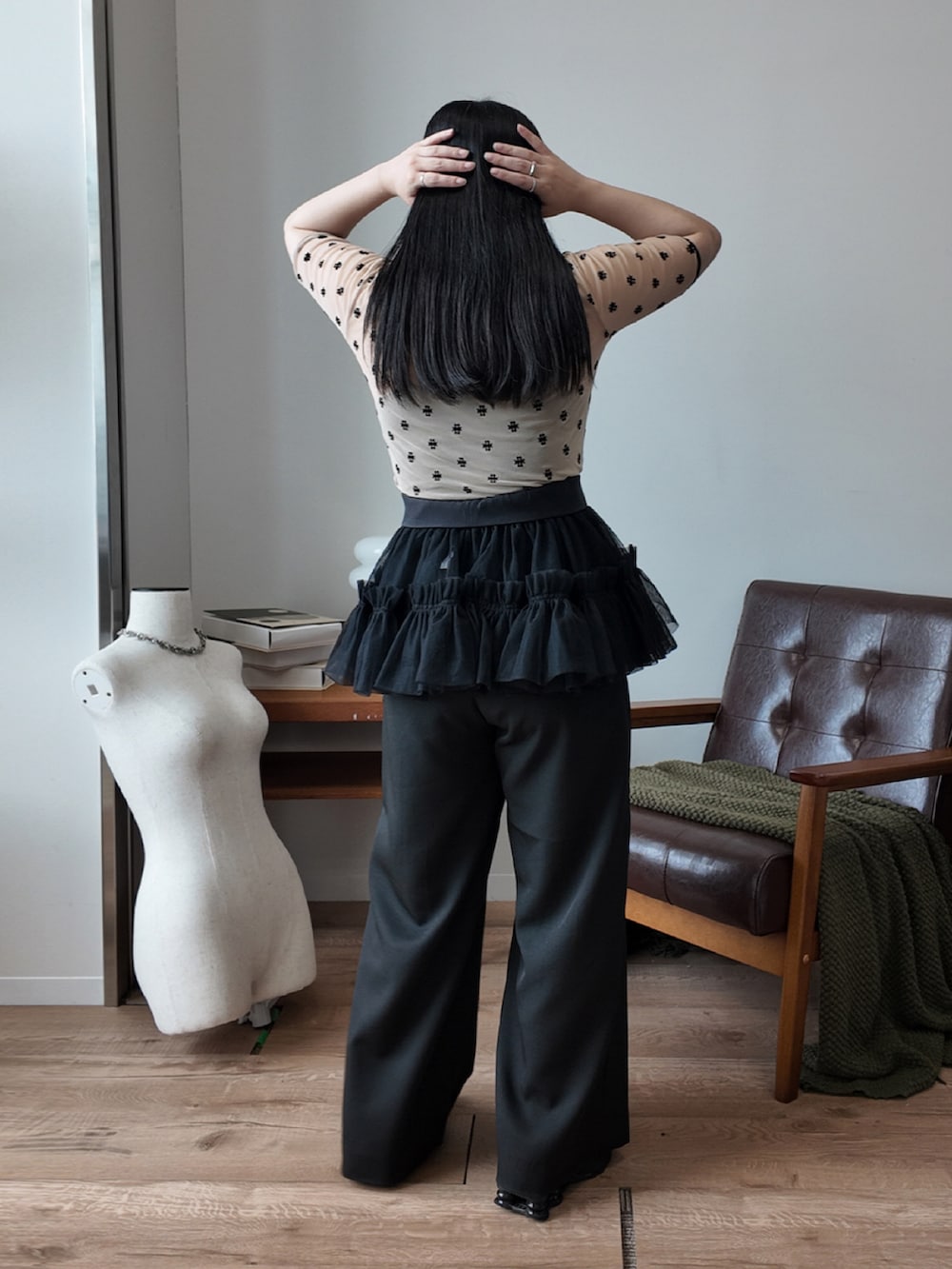 ベージュ系のTシャツ/カットソー、ブラック系のスカート、ブラック系のスラックスを着用したレディースの夏コーディネートの3枚目の写真