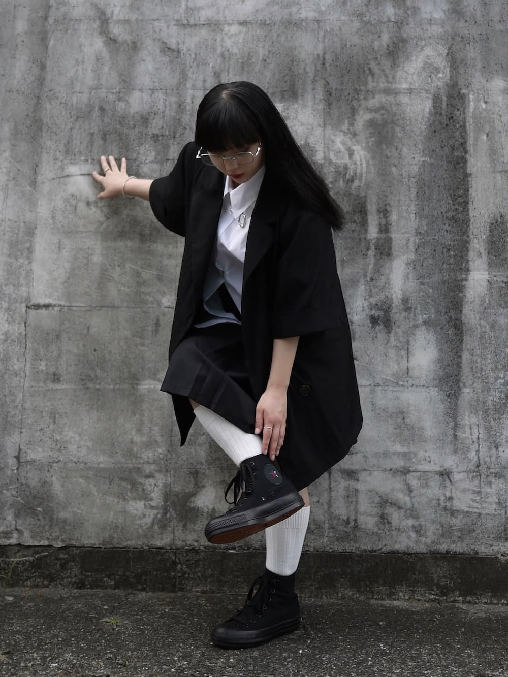 ホワイト系のシャツ/ブラウス、ブラック系のテーラードジャケット、ブラック系のスカートを着用したレディースの夏コーディネートの2枚目の写真