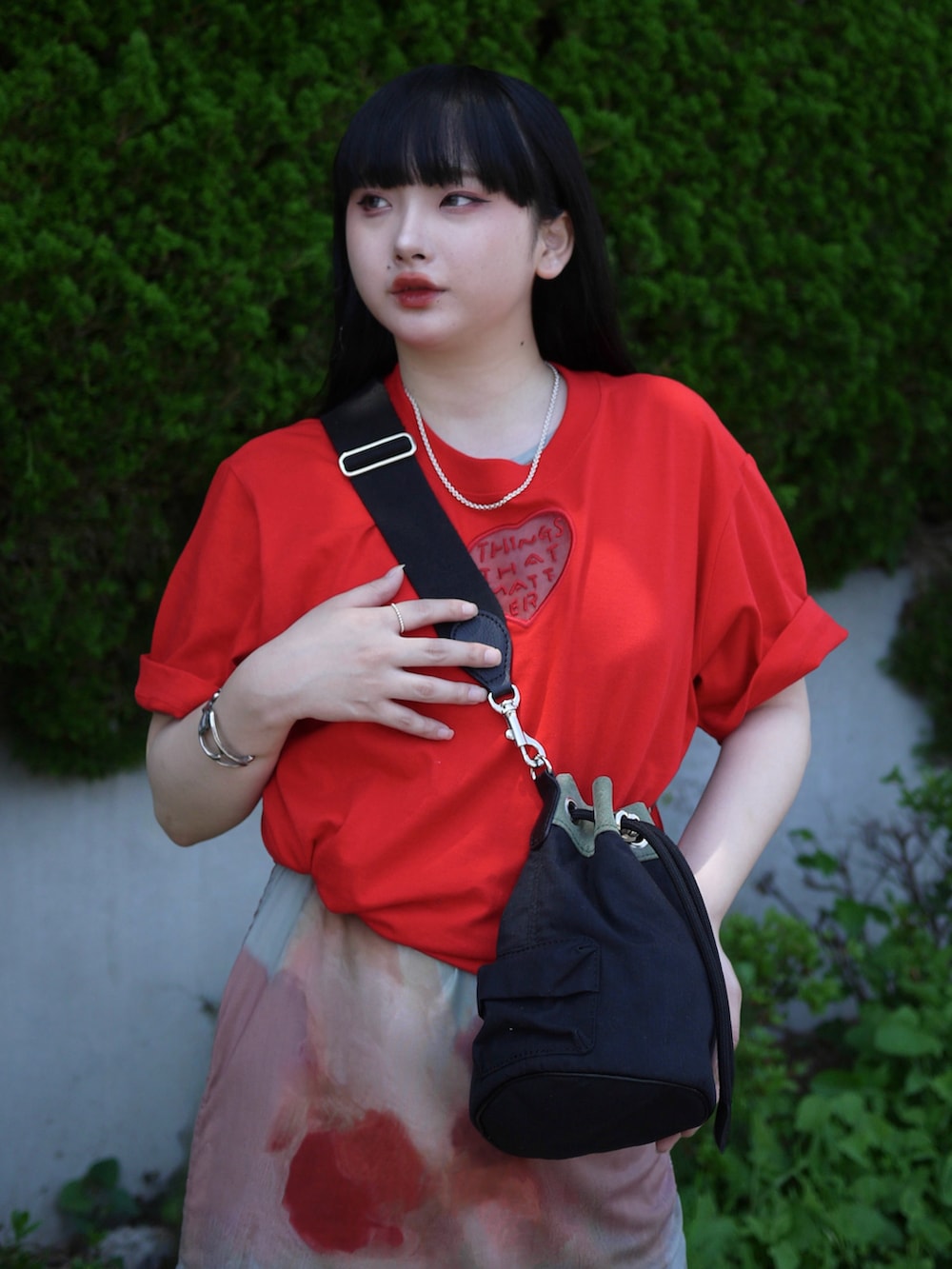 「夏コーデ、ワンピース、ワンピーススタイル、モード、モードスタイル、柄ワンピース、柄、低身長、低身長コーデ、低身長女子」｜「ELUNISのニュアンスガラシアーワンピース（ワンピース、レッド系）」を使った、モﾁｬﾝ / rumi さん（骨格ストレート・レディース・146cm）の夏コーディネートの2枚目の写真