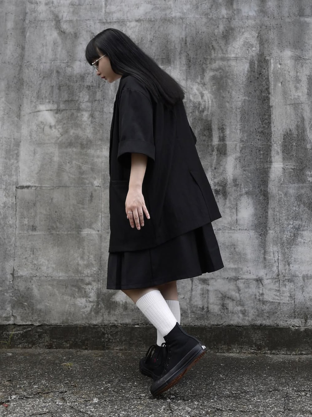 ホワイト系のシャツ/ブラウス、ブラック系のテーラードジャケット、ブラック系のスカートを着用したレディースの夏コーディネートの3枚目の写真