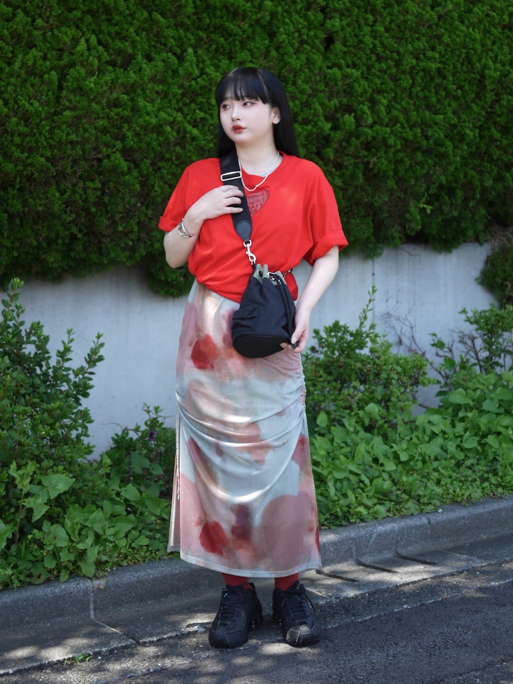 「夏コーデ、ワンピース、ワンピーススタイル、モード、モードスタイル、柄ワンピース、柄、低身長、低身長コーデ、低身長女子」｜「ELUNISのニュアンスガラシアーワンピース（ワンピース、レッド系）」を使った、モﾁｬﾝ / rumi さん（骨格ストレート・レディース・146cm）の夏コーディネートの4枚目の写真