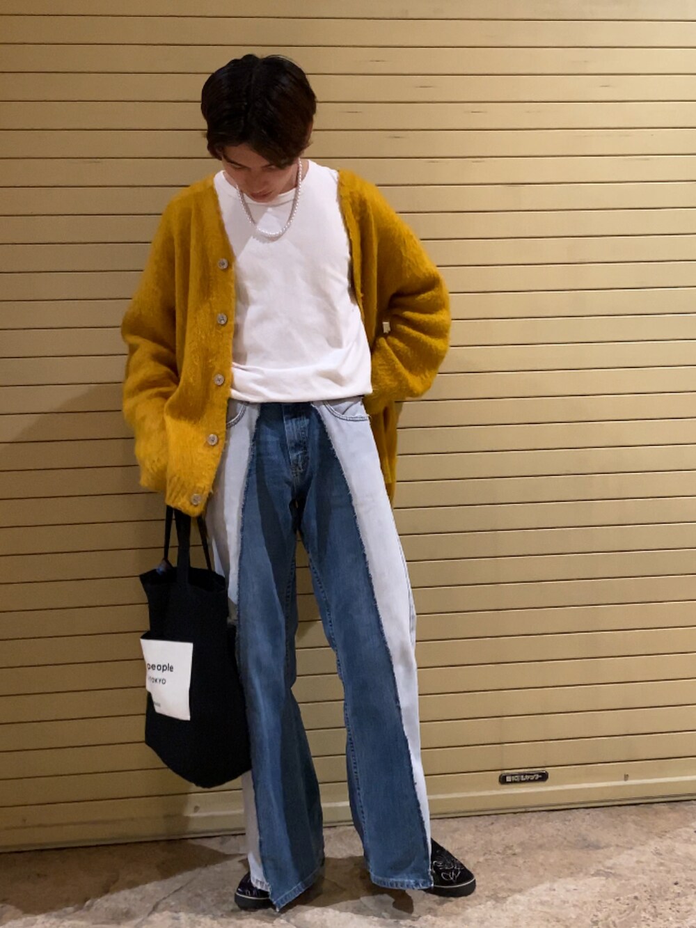 「春服みてみて、お洒落さんとつながりたい、春、きれいめカジュアル、春服、デニム、ストリートコーデ、古着MIX、カーディガン、お台場、フォーマル」｜「LAKOLEのUSAドヅメプルオーバー / LAKOLE（Tシャツ/カットソー、ホワイト系）」を使った、いとまるさん（メンズ・174cm）の春コーディネートの2枚目の写真