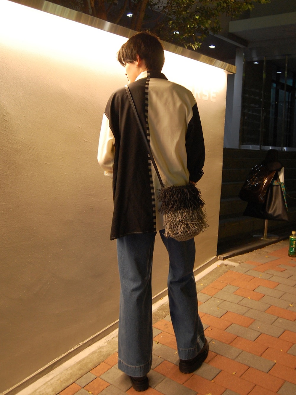 ブルー系のデニムパンツ、ブラック系のドレスシューズ、ブラック系のシャツ/ブラウスを着用したメンズの夏コーディネートの3枚目の写真