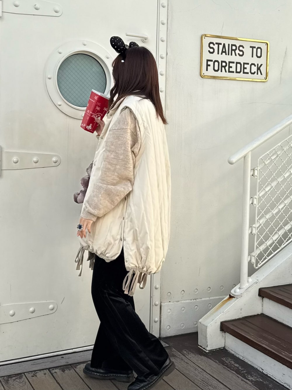 ホワイト系のダウンジャケット/コート、ホワイト系のニット/セーター、ブラック系のその他パンツを着用したレディースの冬コーディネートの2枚目の写真