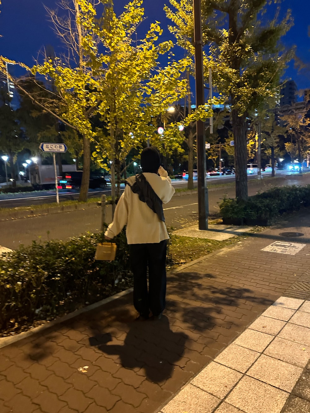 ホワイト系のニット/セーター、グレー系のその他トップスを着用したレディースの冬コーディネートの3枚目の写真