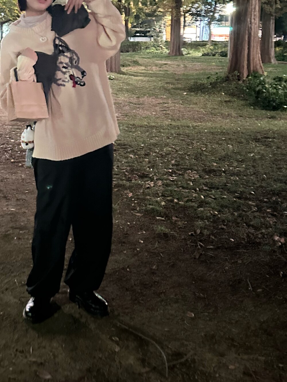 ホワイト系のニット/セーター、グレー系のその他トップスを着用したレディースの冬コーディネートの2枚目の写真