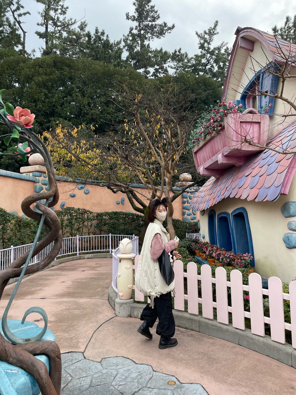 ブラック系のブーツ、ブラック系のカーゴパンツ、ホワイト系のダウンジャケット/コートを着用したレディースの春コーディネートの2枚目の写真