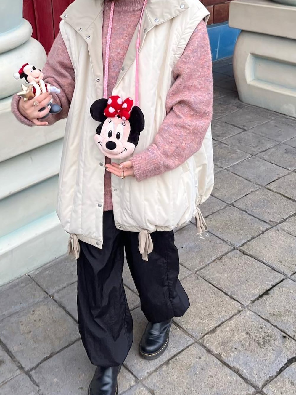 ブラック系のブーツ、ブラック系のカーゴパンツ、ホワイト系のダウンジャケット/コートを着用したレディースの春コーディネートの3枚目の写真