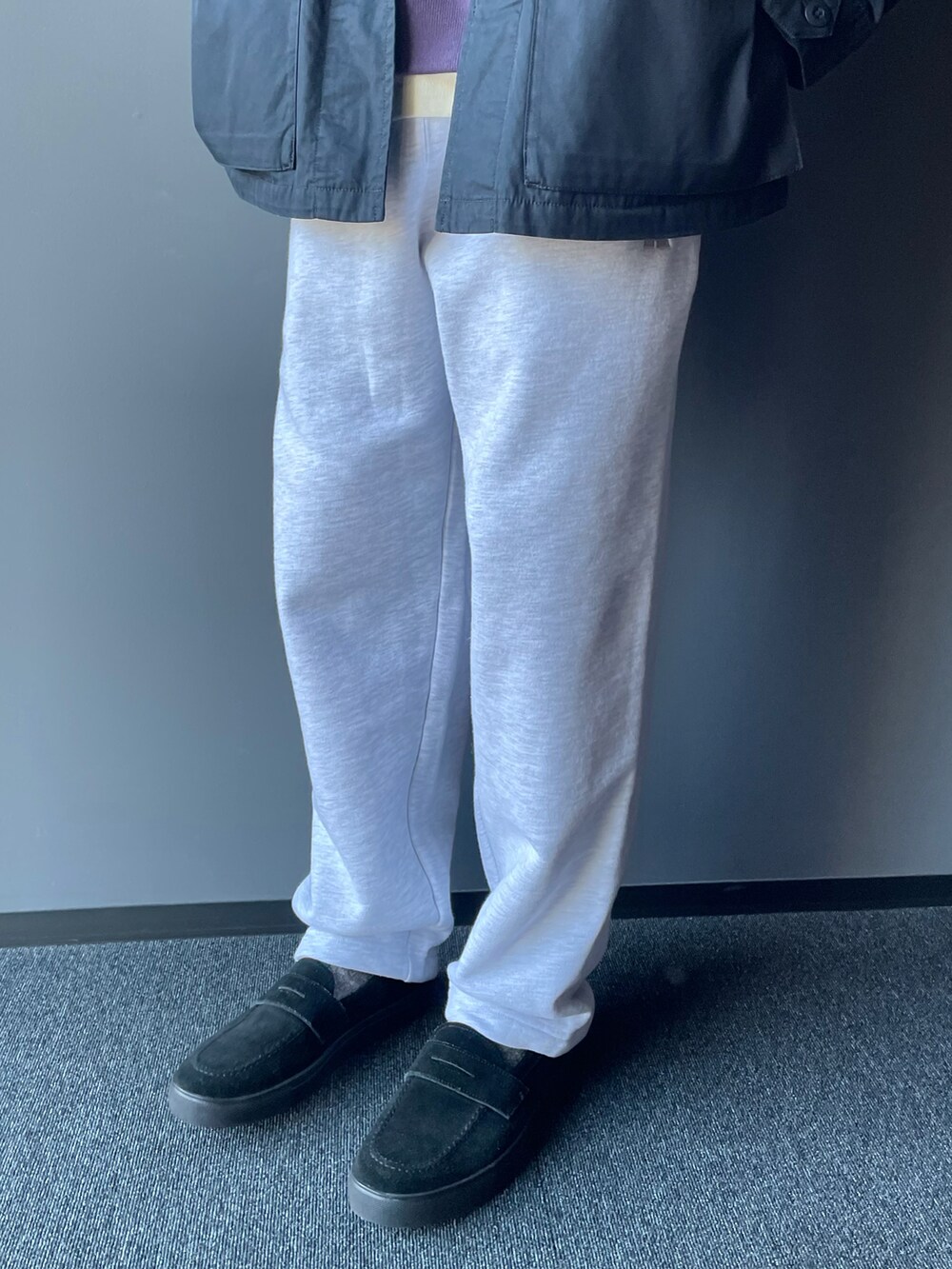 「スウェットパンツ、スウェット、ビッグシルエット、ミリタリー、ローファー、レイヤードスタイル、休日スタイル、きれいめカジュアル」｜「B:MING by BEAMSのRUSSELL ATHLETIC x B:MING by BEAMS / 別注 ハイコットン スウェットパンツ(セットアップ対応)（その他パンツ、グレー系）」を使った、Naoki Shuzuiさん（メンズ・178cm）の冬コーディネートの3枚目の写真