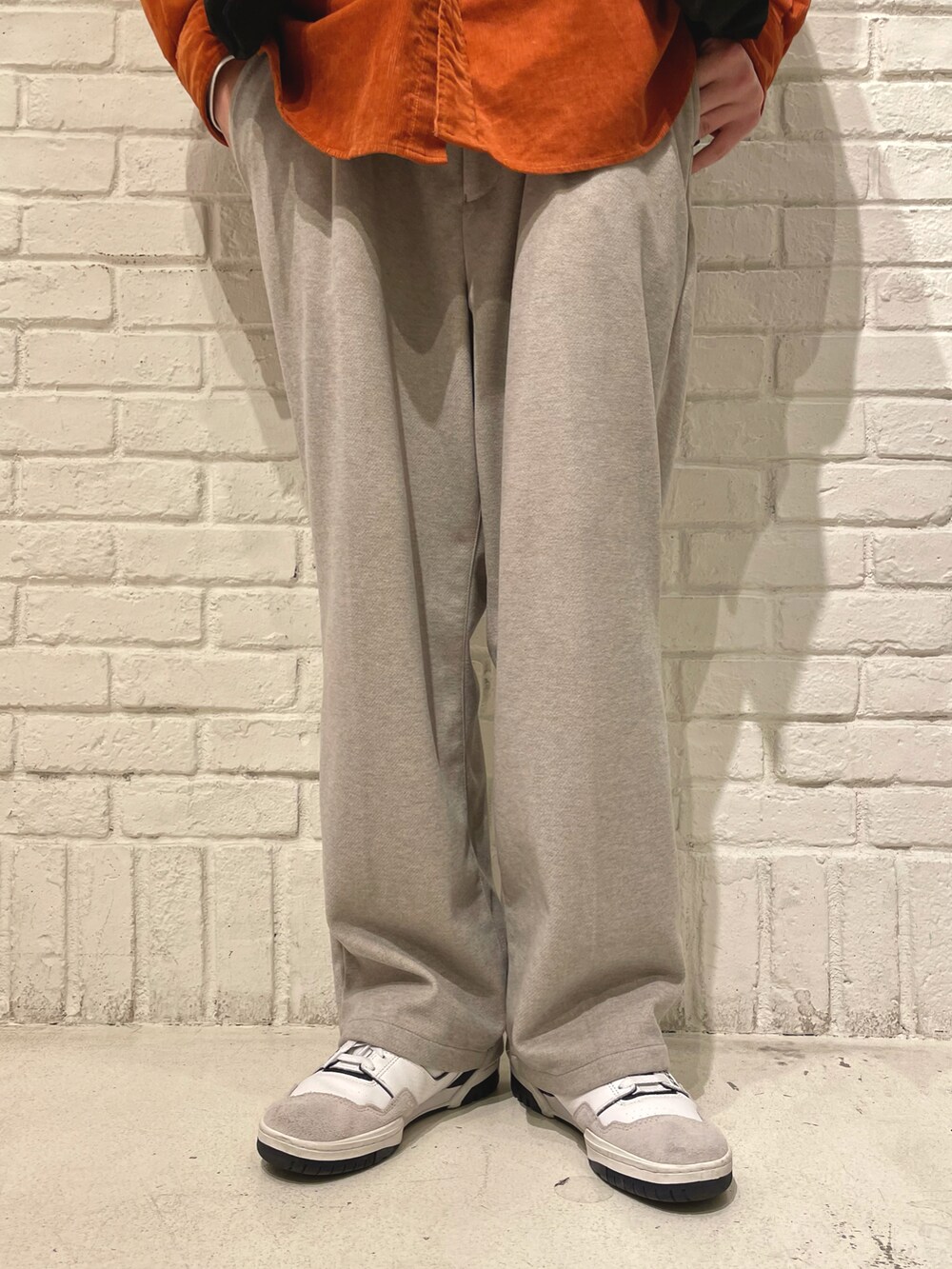 「スニーカー、ビッグシルエット、ニット帽、レイヤードスタイル、白スニーカー、メガネ男子、カラーパレット」｜「B:MING by BEAMSのB:MING by BEAMS / ALLIED 中綿 クルーネック ベスト（ベスト、ブラック系）」を使った、Naoki Shuzuiさん（メンズ・178cm）の冬コーディネートの3枚目の写真