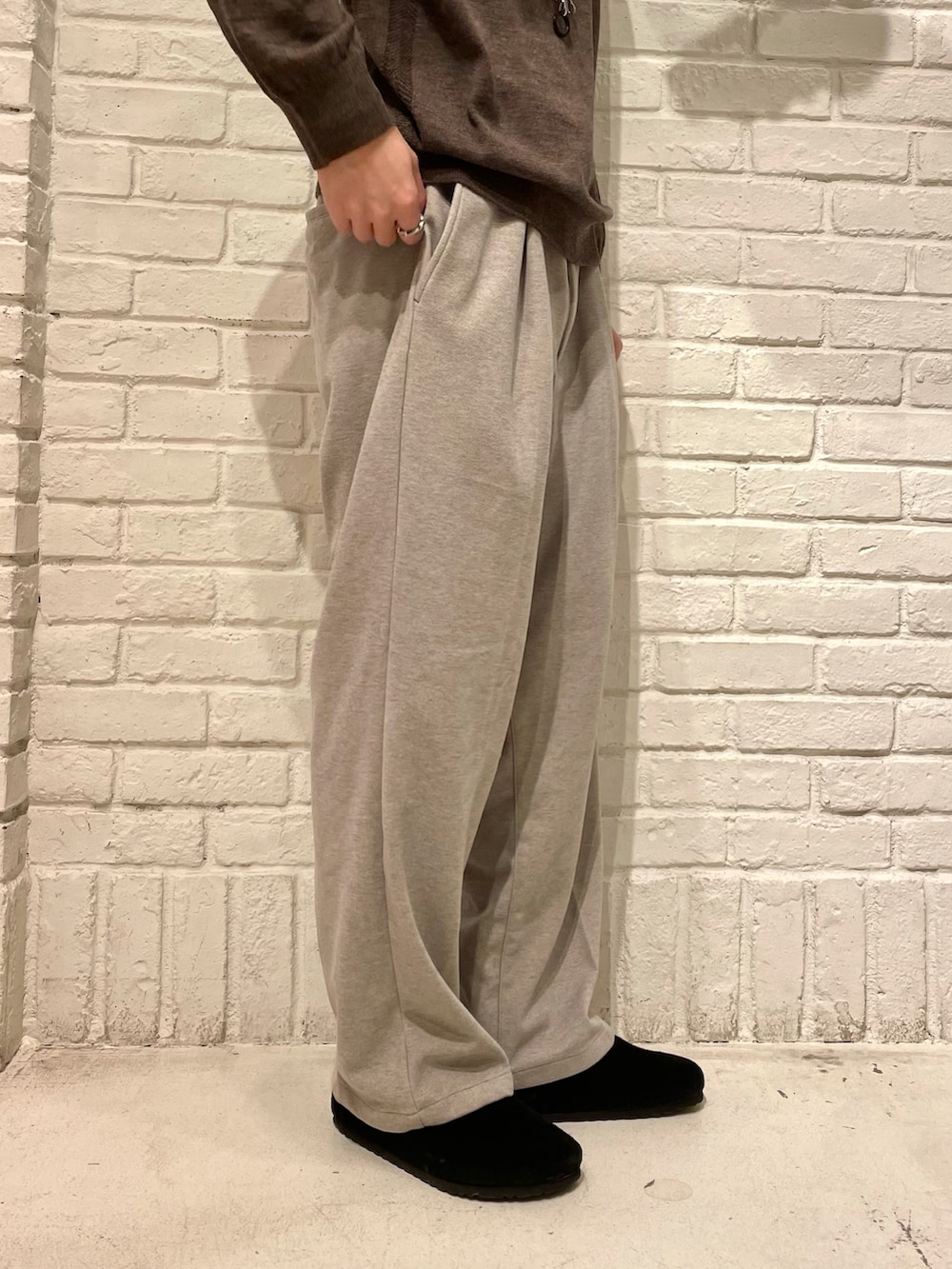 「スウェットパンツ、ニット、ビッグシルエット、休日スタイル、ブラウン、きれいめカジュアル、秋コーデ」｜「B:MING by BEAMSのB:MING by BEAMS / BBB ハイゲージ クルーネック ニット（Tシャツ/カットソー、ブラウン系）」を使った、Naoki Shuzuiさん（メンズ・178cm）の秋コーディネートの3枚目の写真