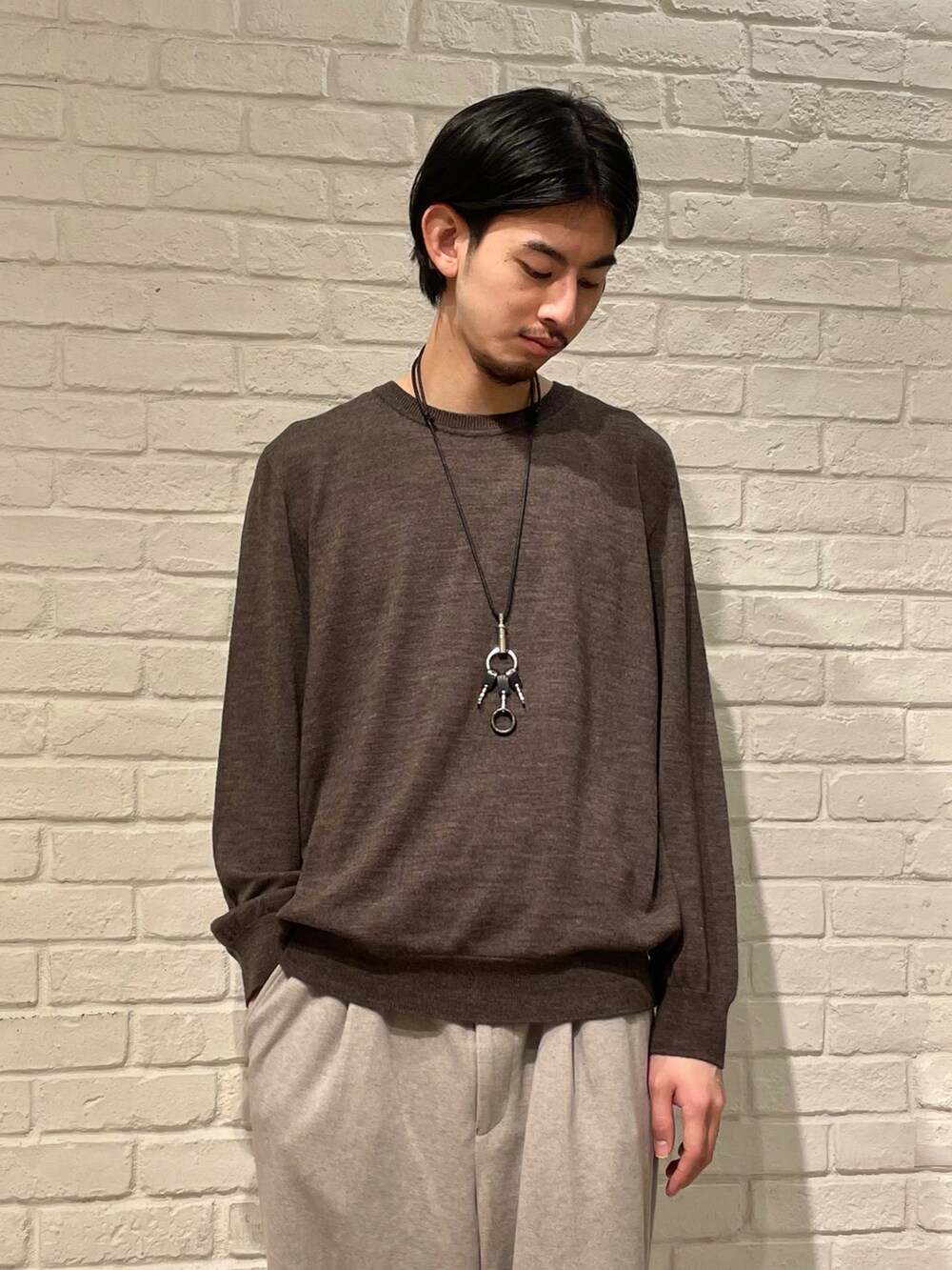 「スウェットパンツ、ニット、ビッグシルエット、休日スタイル、ブラウン、きれいめカジュアル、秋コーデ」｜「B:MING by BEAMSのB:MING by BEAMS / BBB ハイゲージ クルーネック ニット（Tシャツ/カットソー、ブラウン系）」を使った、Naoki Shuzuiさん（メンズ・178cm）の秋コーディネートの2枚目の写真