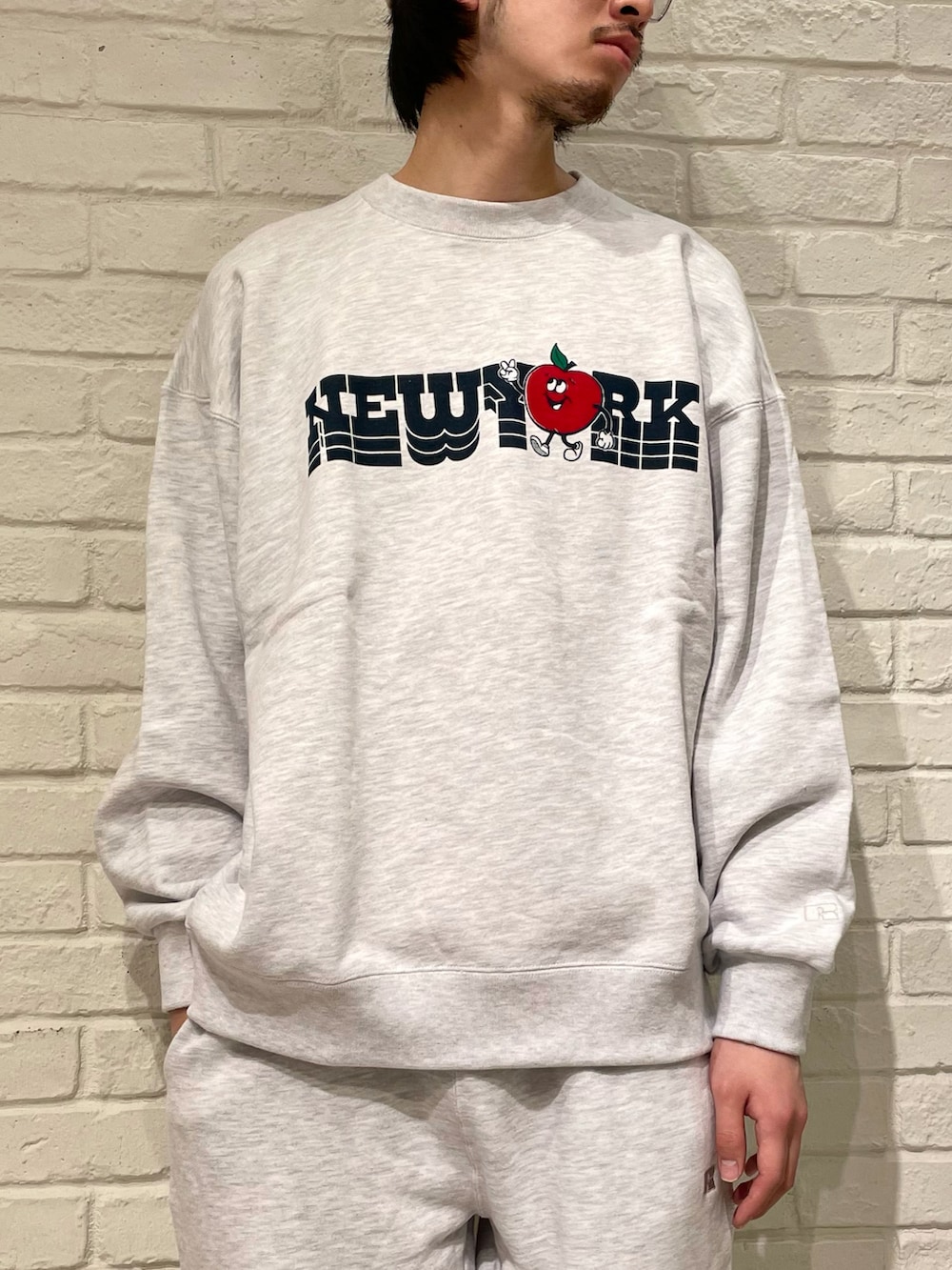 「スウェットパンツ、スウェット、ビッグシルエット、セットアップ、ワントーンコーデ、ニット帽、ロゴスウェット、休日スタイル」｜「B:MING by BEAMSのRUSSELL ATHLETIC x B:MING by BEAMS / 別注 ハイコットン ロゴ スウェットシャツ(セットアップ対応)（スウェット、グレー系）」を使った、Naoki Shuzuiさん（メンズ・178cm）の冬コーディネートの2枚目の写真