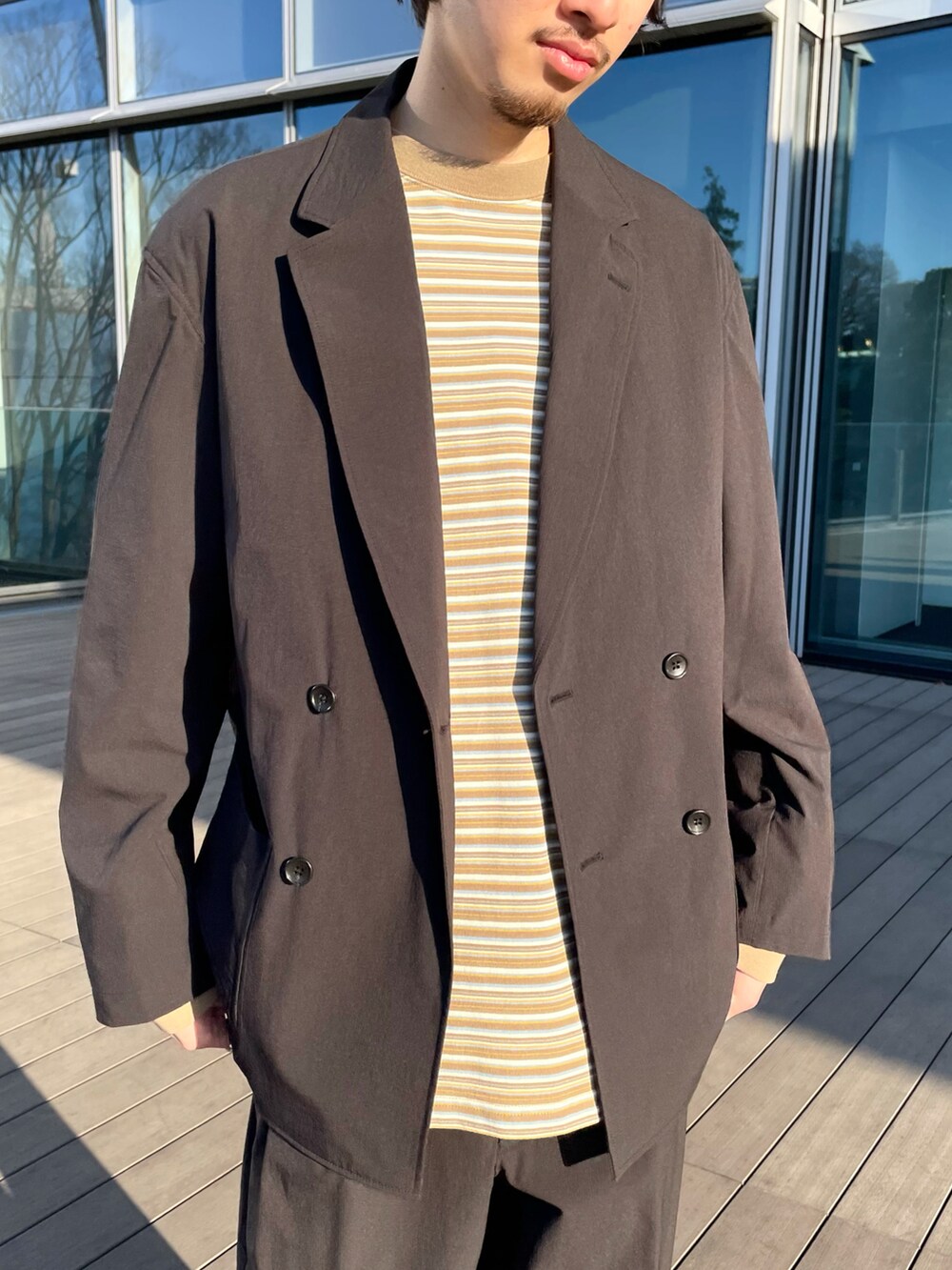 「スニーカー、セットアップ、ボーダー、モノトーン、レイヤードスタイル、きれいめカジュアル」｜「B:MING by BEAMSの＜UNISEX＞ B:MING by BEAMS / ヘビーウェイト ボーダー クルーネックカットソー（Tシャツ/カットソー、ブラウン系）」を使った、Naoki Shuzuiさん（メンズ・178cm）の冬コーディネートの2枚目の写真