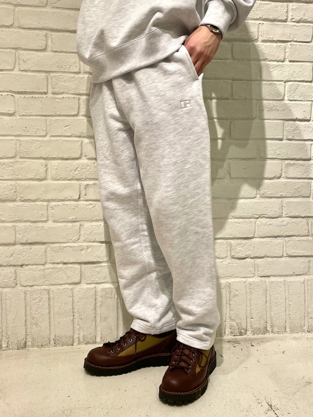 「スウェットパンツ、スウェット、ビッグシルエット、セットアップ、ワントーンコーデ、ニット帽、ロゴスウェット、休日スタイル」｜「B:MING by BEAMSのRUSSELL ATHLETIC x B:MING by BEAMS / 別注 ハイコットン ロゴ スウェットシャツ(セットアップ対応)（スウェット、グレー系）」を使った、Naoki Shuzuiさん（メンズ・178cm）の冬コーディネートの3枚目の写真