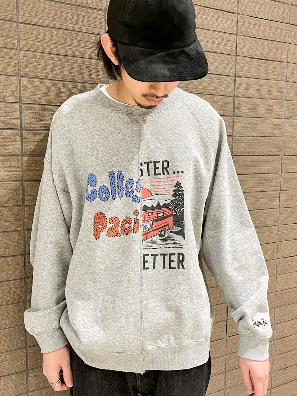 「スウェット、スニーカー、デニム、ビッグシルエット、キャップ、休日スタイル、白スニーカー、シンプルコーデ、ロゴスウェット」｜「B:MING by BEAMSのCollegiate Pacific x B:MING by BEAMS / 別注 ドッキング クルーネック スウェットシャツ（スウェット、グレー系）」を使った、Naoki Shuzuiさん（メンズ・178cm）の冬コーディネートの2枚目の写真